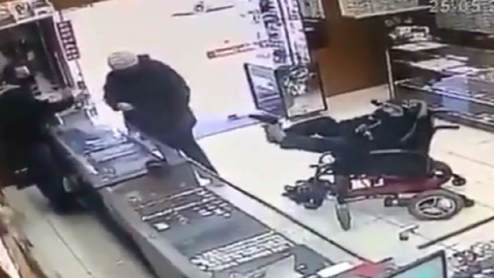Manco en silla de ruedas robó una joyería usando una pistola con los pies.