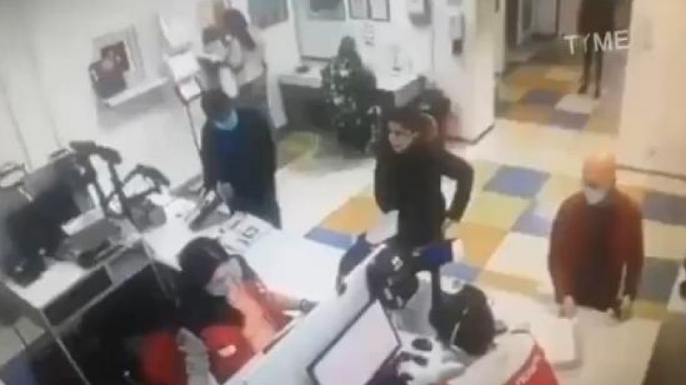 El tremendo suceso quedó registrado por cámaras de seguridad (Captura).