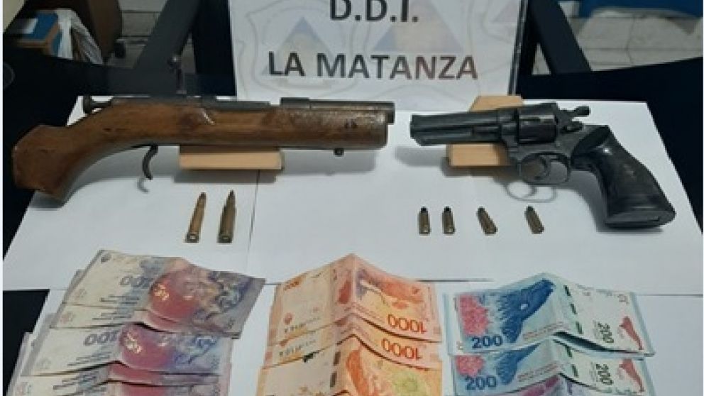 Algunos de los elementos que fueron incautados en poder de los individuos capturados.