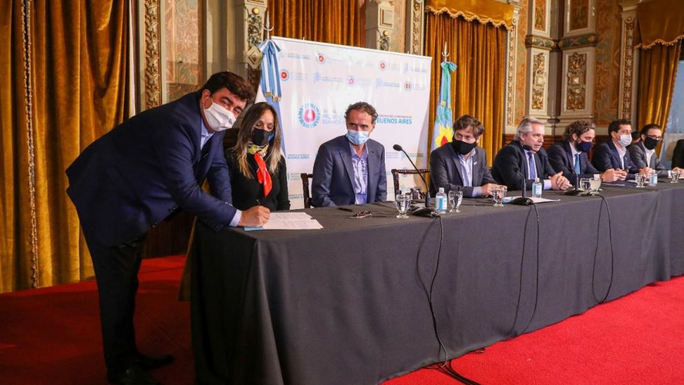 El Intendente de La Matanza firmando un convenio de infraestructura.
