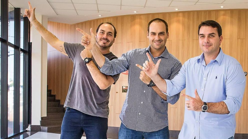 Flavio, Carlos y Eduardo Bolsonaro, hijo del presidente brasileño