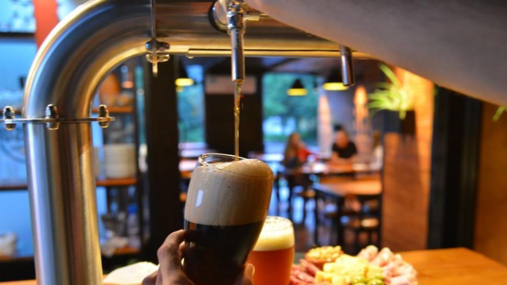 El gobernador de la provincia anunció que a partir del jueves volverán a abrir bares y restaurantes.