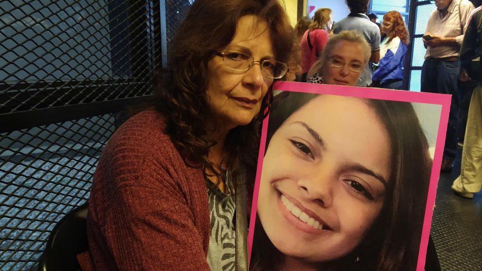 Silvia Pérez, con una foto de Anahí Benítez, su hija (Twitter).