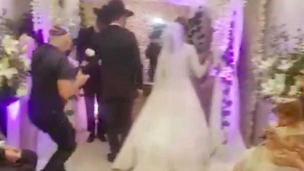 Hubo al menos tres casamientos judíos en plena cuarentena obligatoria (Captura de video).