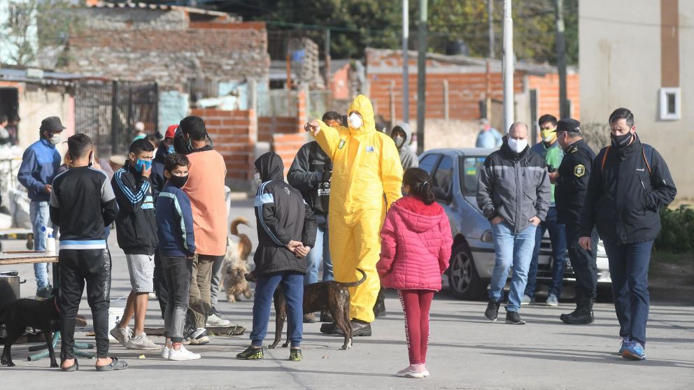 Preocupación y cierto descontento expresaron los vecinos del barrio popular Villa Azul. (Crónica//Rubén Paredes)