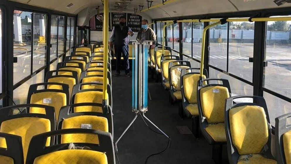 El sistema permite esterilizar el colectivo en 3 minutos. (Télam)