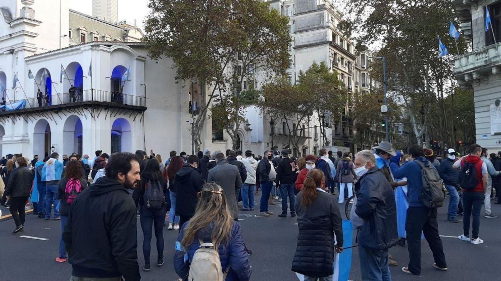Las personas expresaron su desacuerdo con las medidas de control sanitario. (Twitter: @elpadrinogus)