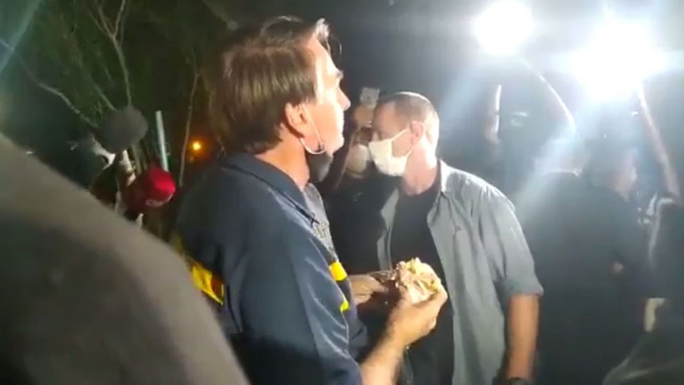 El hombre de la polémica comiendo en plena concentración en su contra (Captura de video).