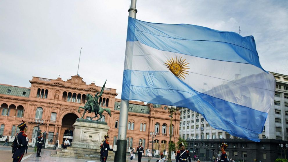 La bandera siendo izada por un cuerpo de granaderos en la Plaza de Mayo.