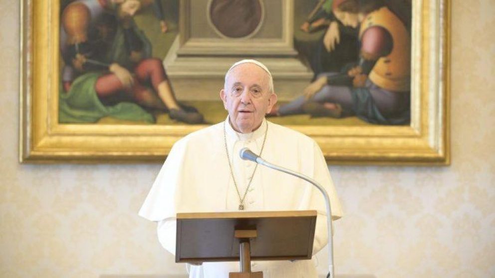 El Papa Francisco dirigió la misa dominical desde la Biblioteca del Palacio Apostólico (Gentileza Vatican News)