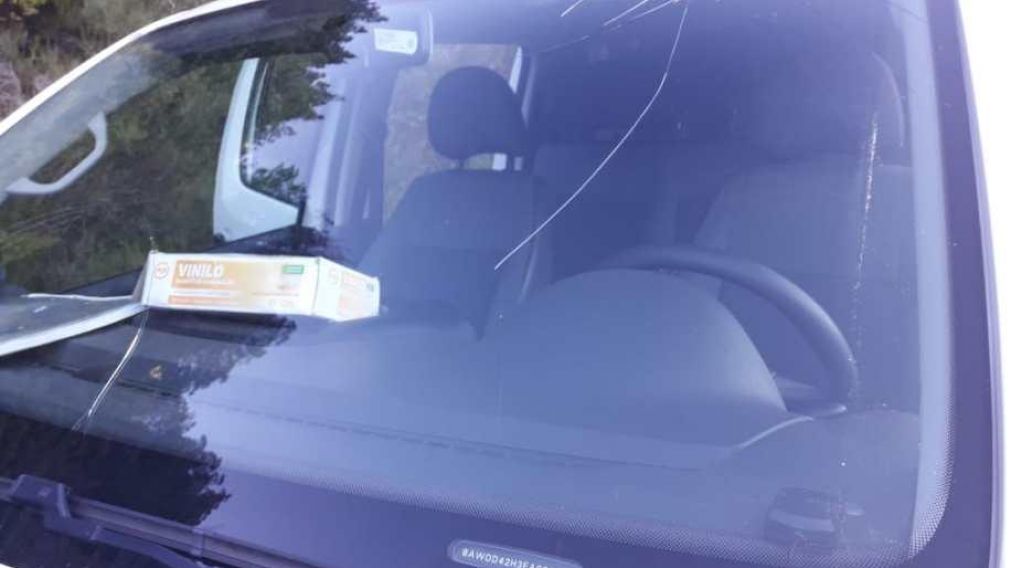 El auto de la fiscalía resultó dañado.