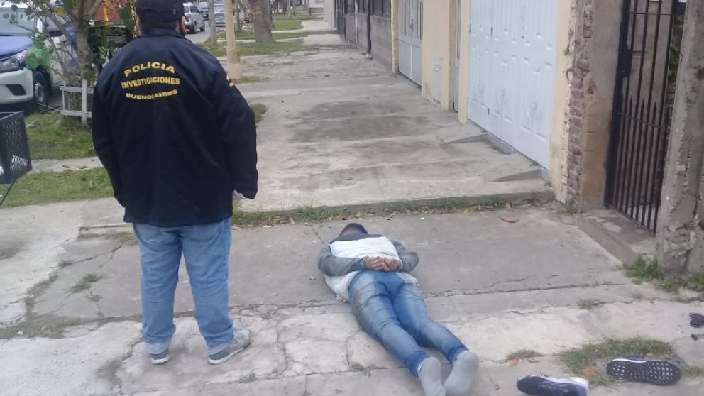 El delincuente detenido tras haber sido reducido por los efectivos policiales.