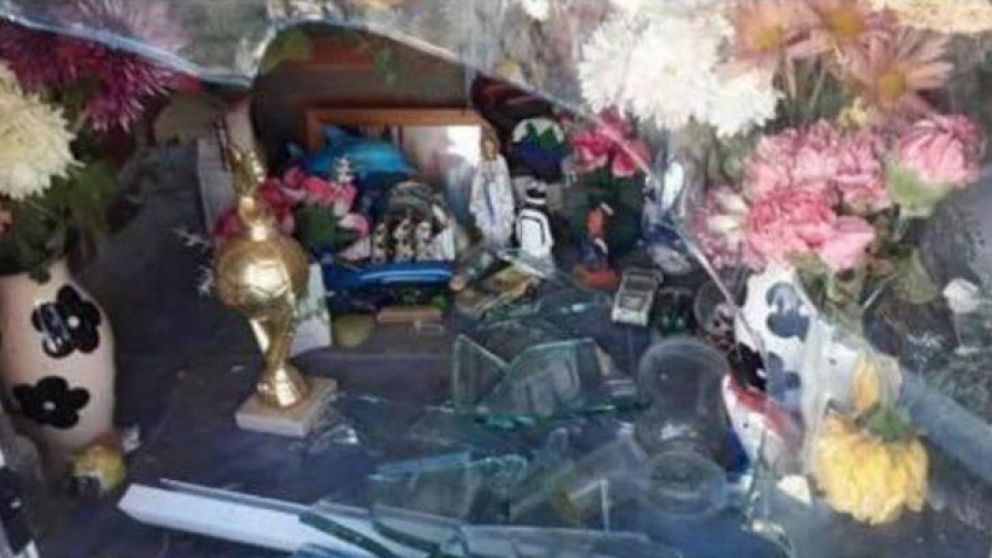 Una de las sepulturas profanadas en búsqueda de cigarrillos (Gentileza de La Opinión Austral).