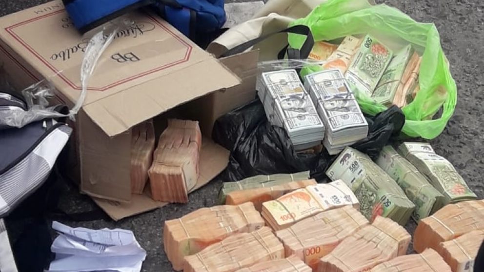 Parte de la fortuna que fue secuestrada por los efectivos policiales en la localidad de San Pedro.