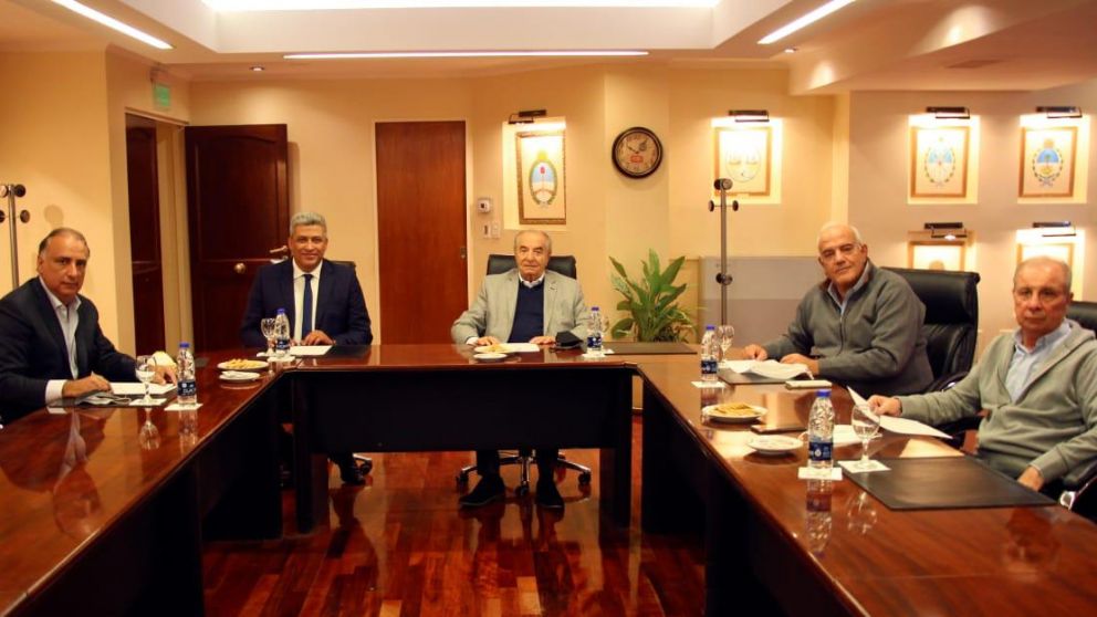 Cavalieri, con las partes compradora y vendedora.