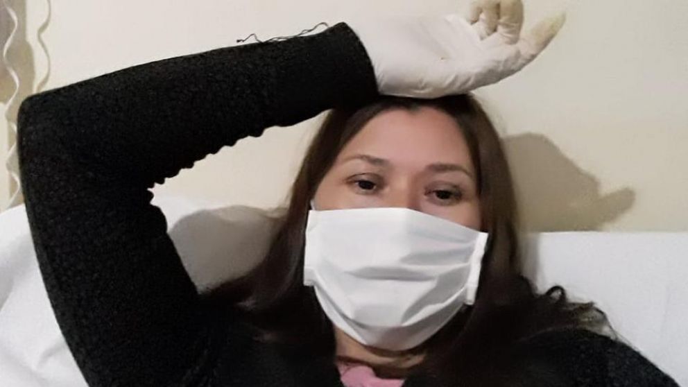 La mujer cree que contrajo el Covid-19 en un viaje cuando volvía desde el trabajo a su casa.