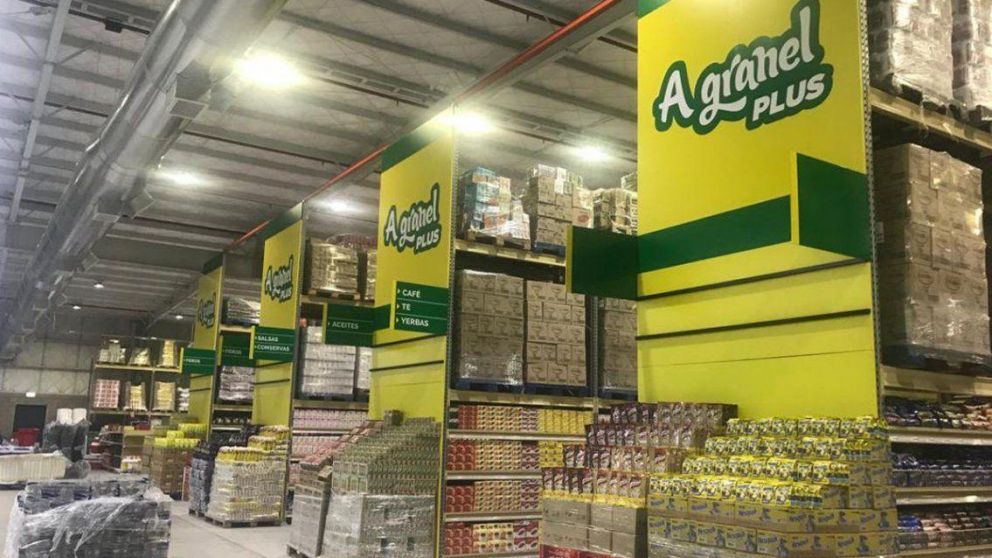 El joven trabaja en un supermercado (Imagen ilustrativa).