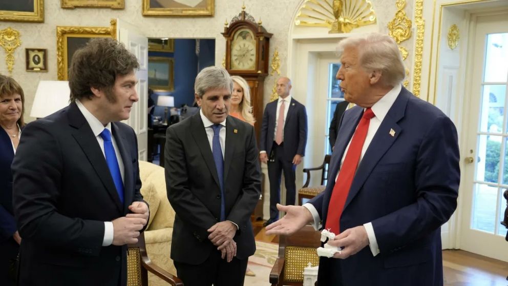 Javier Milei y Luis Caputo en el Salón Oval de la Casa Blanca con Donald Trump.