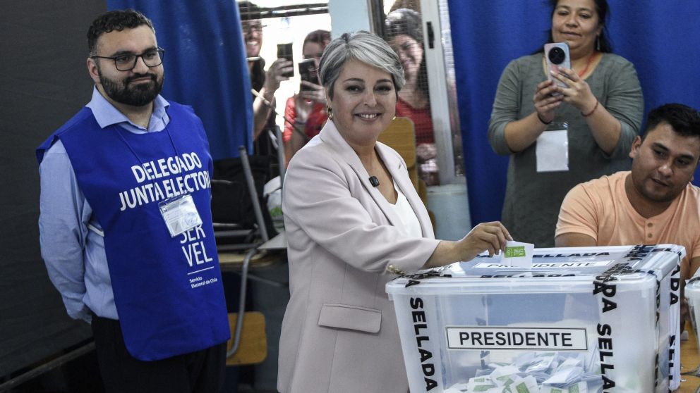 La oficialista Jeannete Jara se impone en la primera vuelta pero no evita el balotaje.
