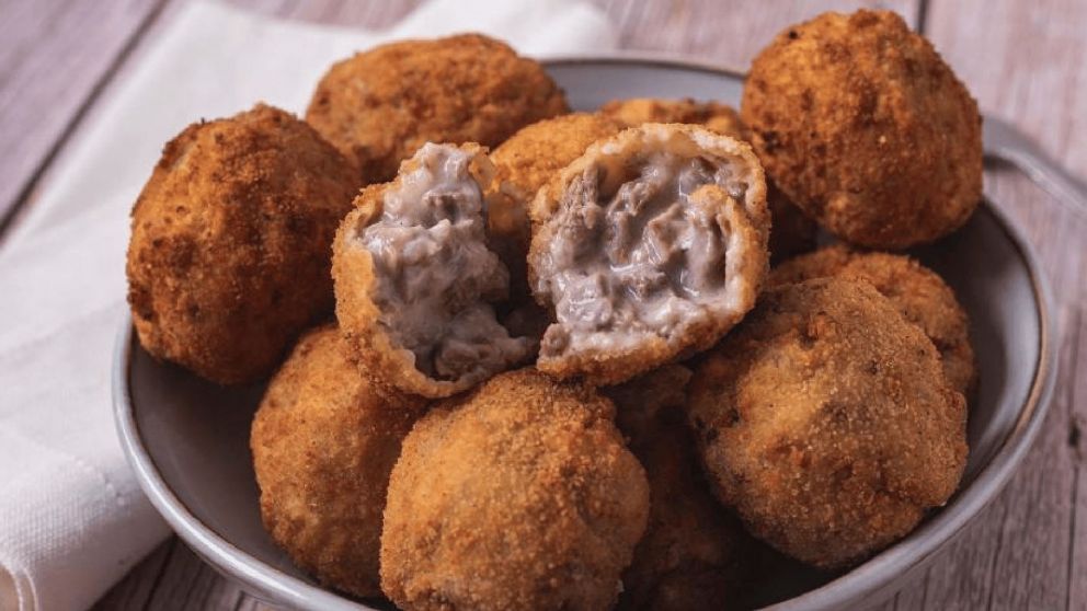 Receta de "Bitterballen", las croquetas de carne holandesas que son un manjar y te salvan en cualquier momento