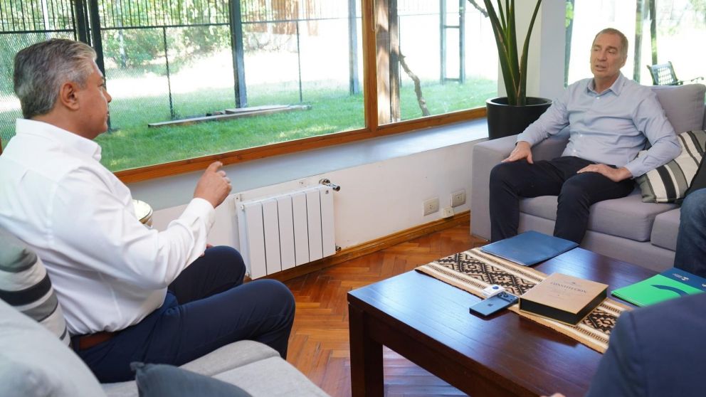 El Ministro del Interior viajó a Neuquén para encontrarse con el gobernador Rolando Figueroa.