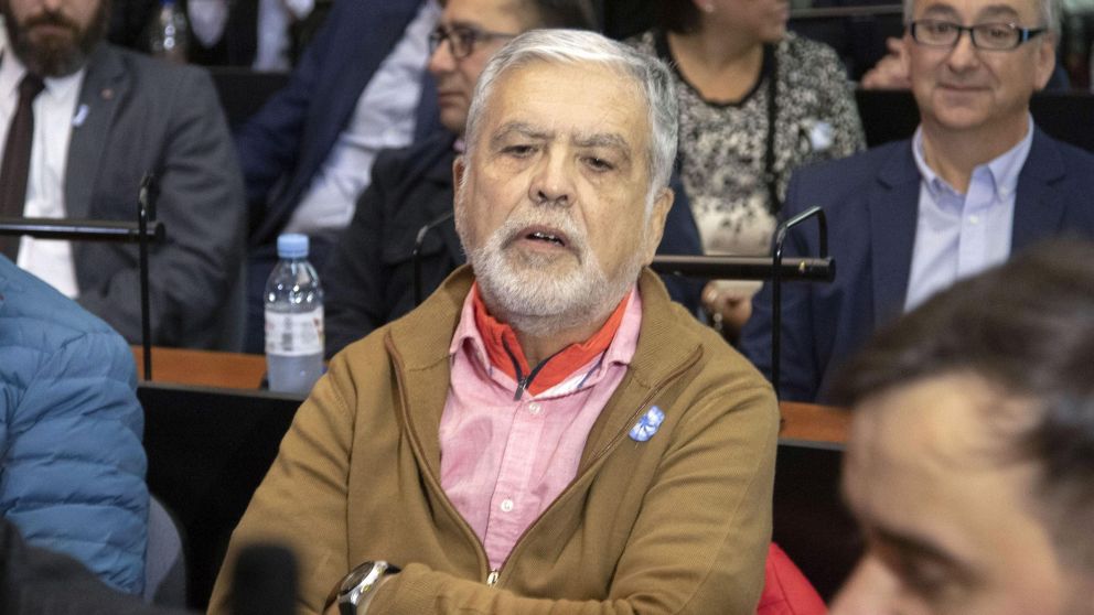 El ex ministro Julio De Vido, de 75 años, pidió cumplir prisión domiciliaria.