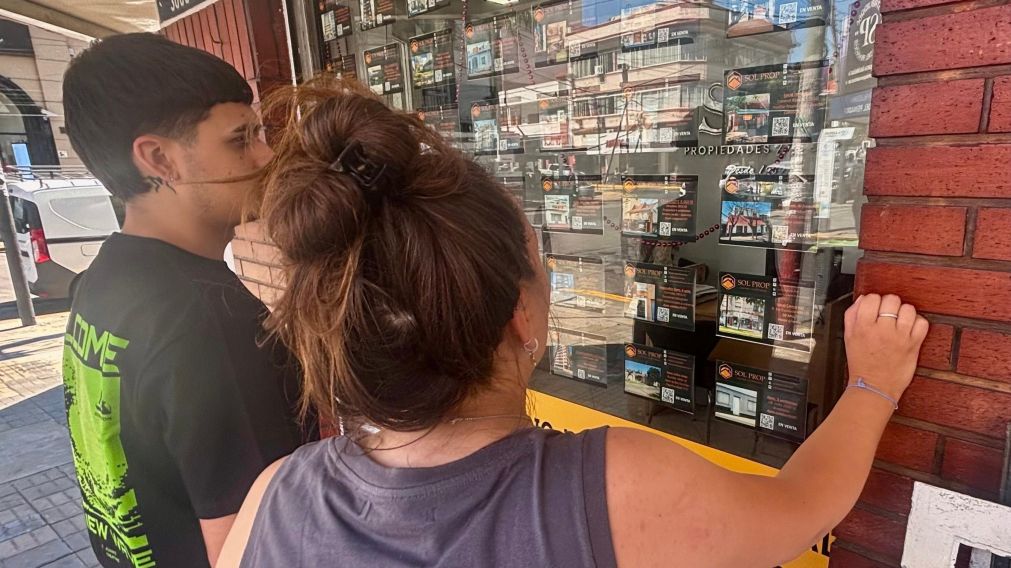 La "ñata" contra el vidrio para encontrar el inmueble soñado (Carlos Ventura/Crónica).