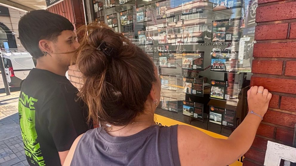La "ñata" contra el vidrio para encontrar el inmueble soñado (Carlos Ventura/Crónica).