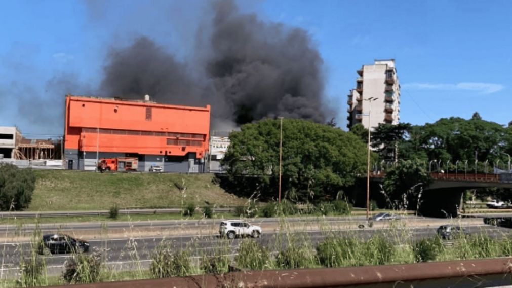 Incendio en un dep�sito.