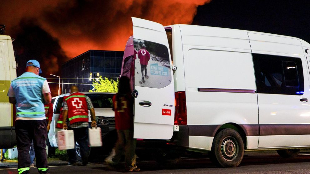 Explosión en Ezeiza: rige una "alerta tóxica" y piden no salir, cerrar ventanas y apagar aires acondicionados (Foto: NA)