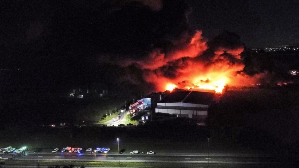 La filmación aérea que conmociona: el video que captó el instante exacto del incendio en el Polo Industrial de Ezeiza (Foto: NA).
