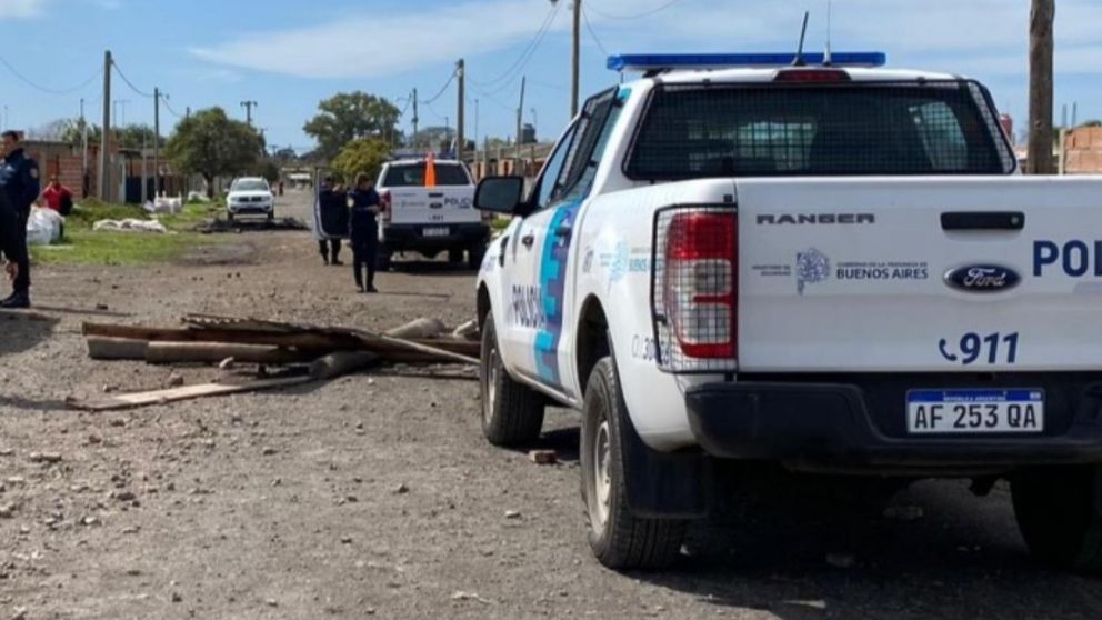 Los policías se apersonaron en el lugar en el que fue hallado el cuerpo del individuo.