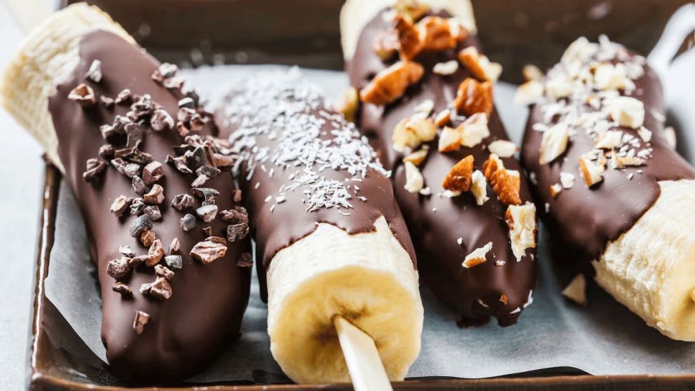 Helados caseros de banana, chocolate y coco: la fórmula mágica para el postre más sano y económico de tu casa.