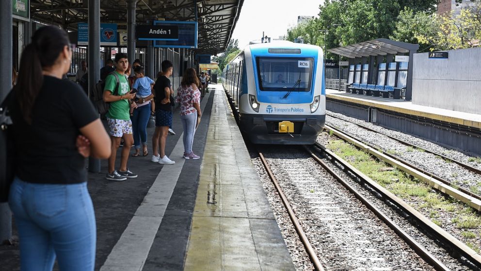 El Tren Sarmiento contin�a con demoras y cancelaciones tras el descarrilamiento en Liniers.