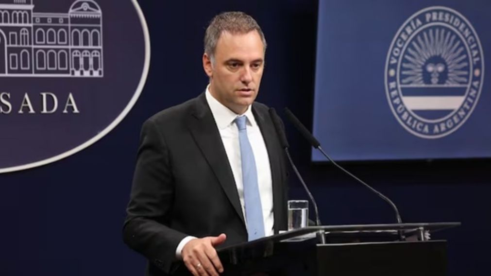 El jefe de Gabinete, Manuel Adorni, negó hoy que la reforma laboral modifique la Ley de Empleo Público, en respuesta al titular de ATE, Rodolfo Aguiar.