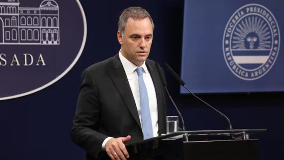 El jefe de Gabinete, Manuel Adorni, negó hoy que la reforma laboral modifique la Ley de Empleo Público, en respuesta al titular de ATE, Rodolfo Aguiar.