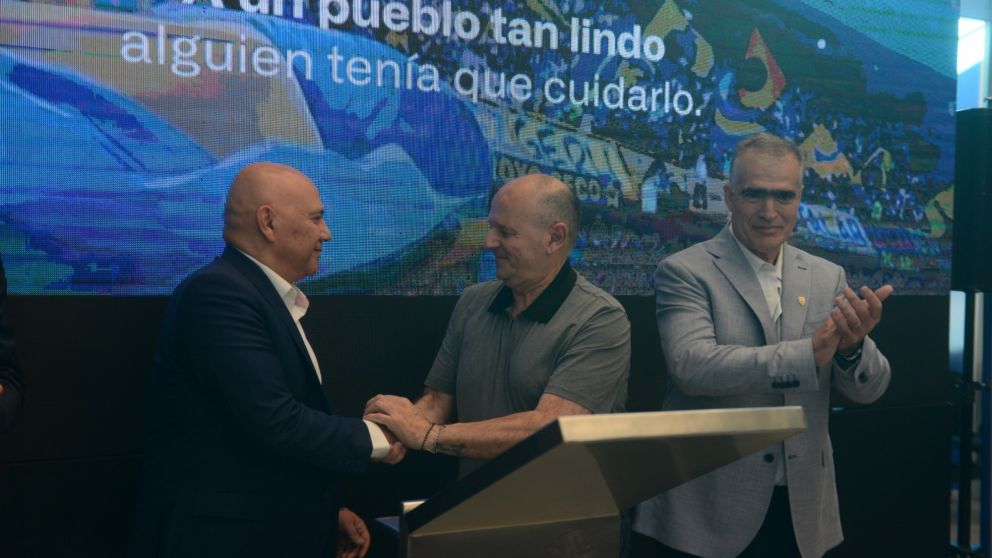 El Cdor. Raúl Olmos, presidente del GRUPO OLMOS;
Ricardo Rosica, secretario general del Club Atlético Boca Juniors; y el Dr. Carlos Colombo, presidente del Departamento Médico del Club Atlético Boca Juniors en la firma del acuerdo.