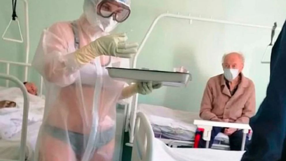 Sancionan a enfermera por atender a pacientes con coronavirus en ropa interior.