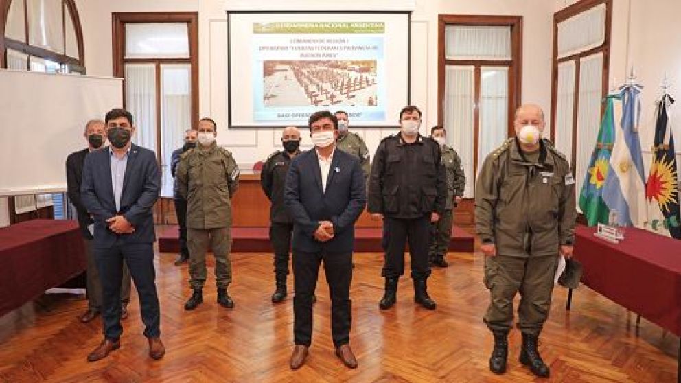 El intendente Espinoza junto a Luis Morales, Rubén Yavorski y altos mandos de la Gendarmería Nacional