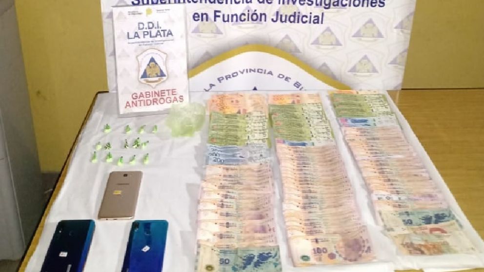 Parte de los elementos que fueron secuestrados en poder de las travestis, en el barrio El Mondongo.