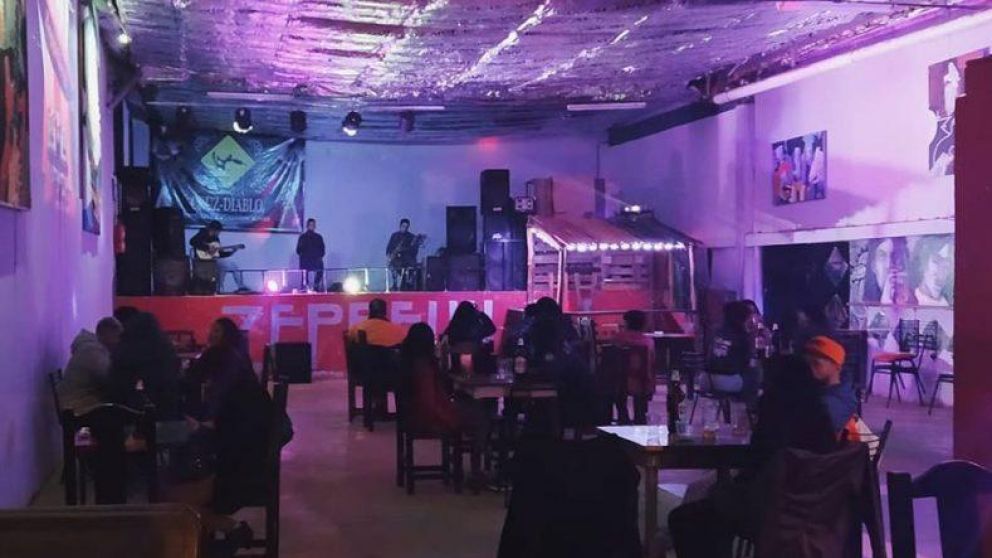 Durante la presentación, sólo podían estar tres músicos en el escenario. (Facebook)