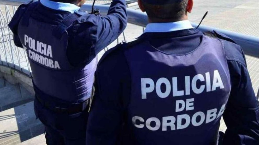 La policía, que quedó puesta en situación pasiva de la fuerza, fue capturada por sus pares.