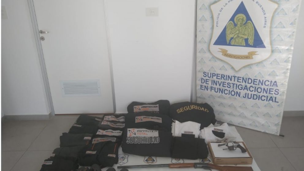 Parte de los objetos que fueron secuestrados en poder de la banda de vigiladores privados.