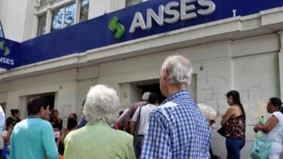 Comenzarán a cobrar los jubilados cuyos haberes superen los 17.859 pesos (Archivo).