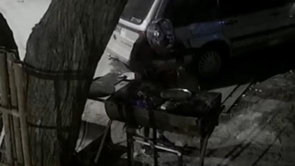 El ladrón llevaba el casco puesto al momento de efectuar el robo del asado (Captura).