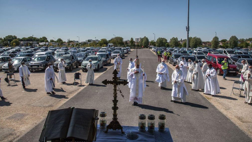 Medio centenar de autos se acercaron a la celebración religiosa.