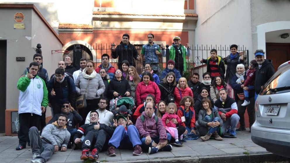 Felices. Enseñan a realizar tareas del hogar.