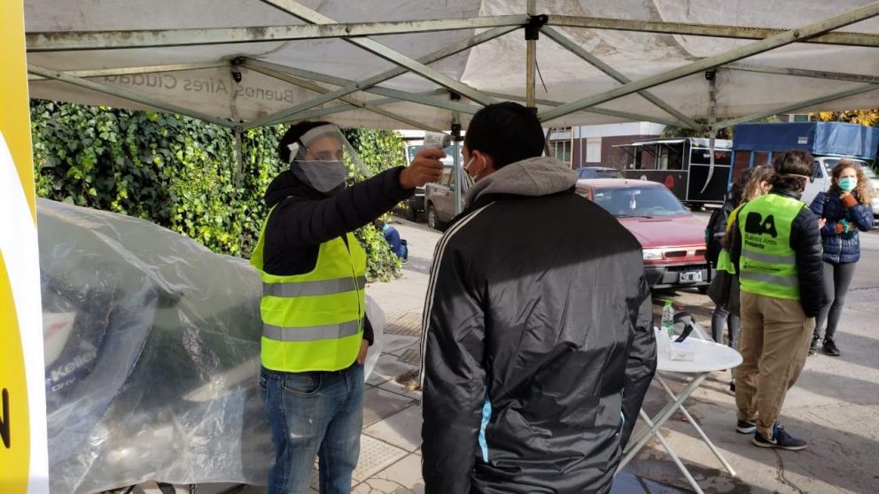 Controlan la temperatura de un hombre en las postas de prevención instaladas en barrios vulnerables de la Capital (Télam).