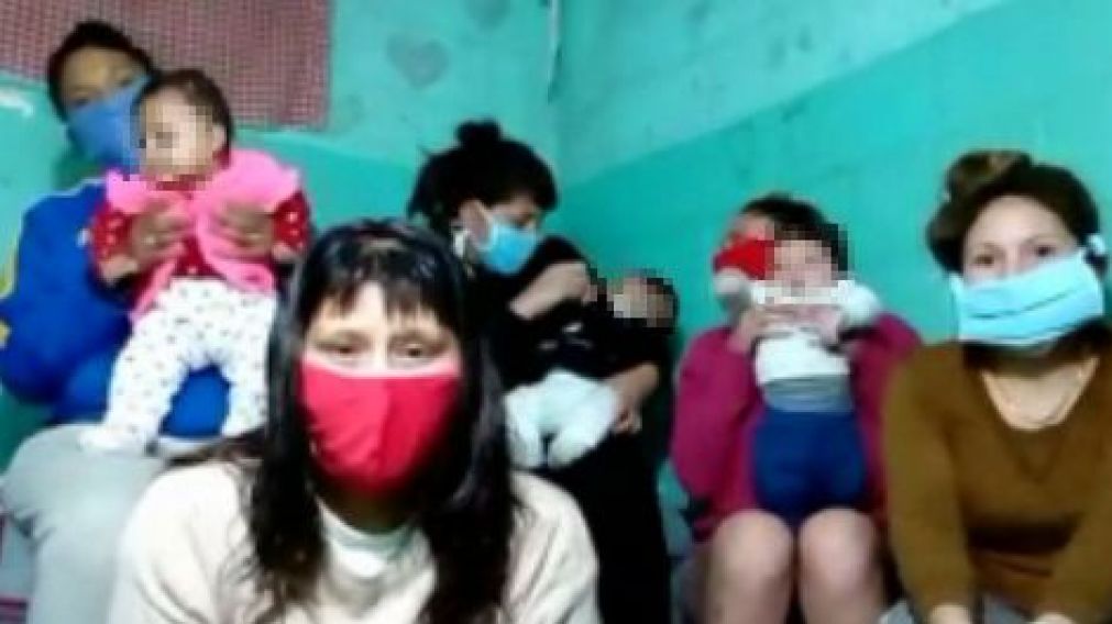 Las internas, con barbijos y sus bebés en brazos, tienen miedo (Captura).
