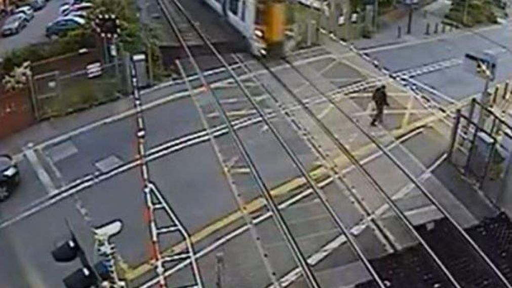 El tremendo suceso quedó registrado por cámaras de seguridad (Captura).